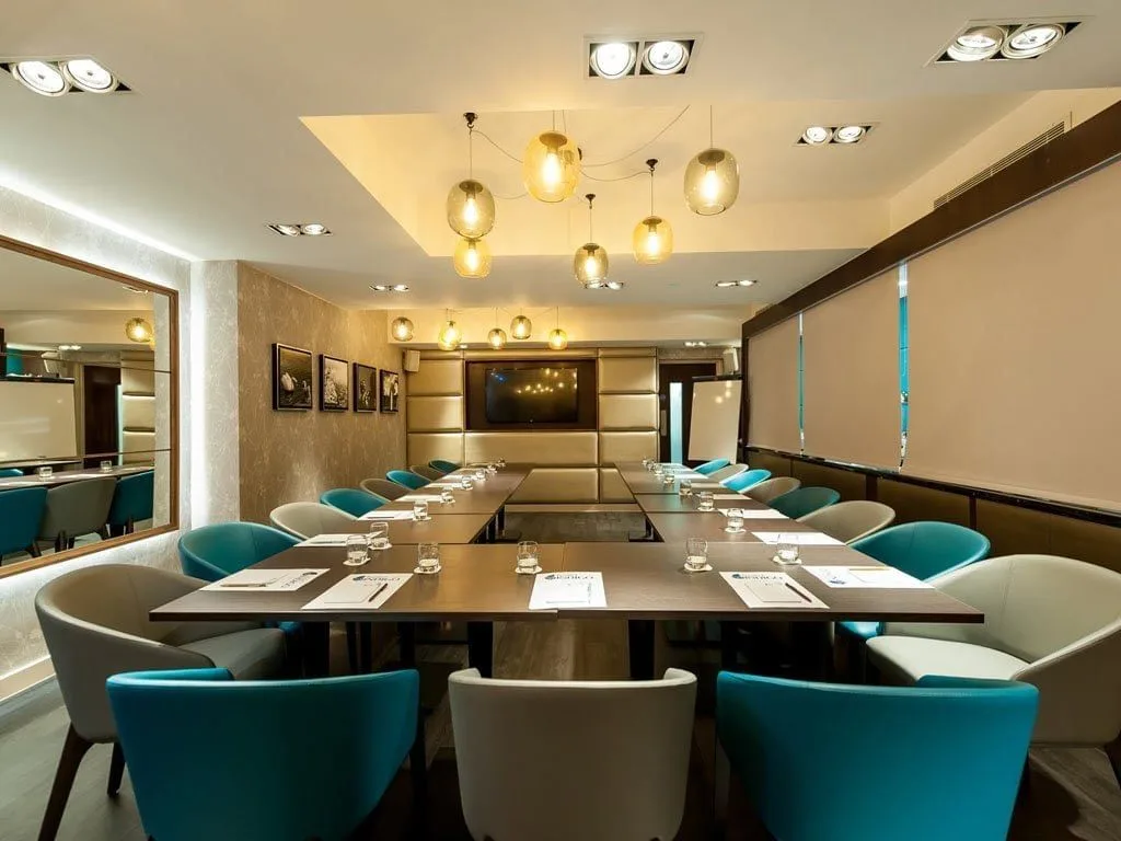 Hourly Offices, Salle de réunion 18 personnes, Londres