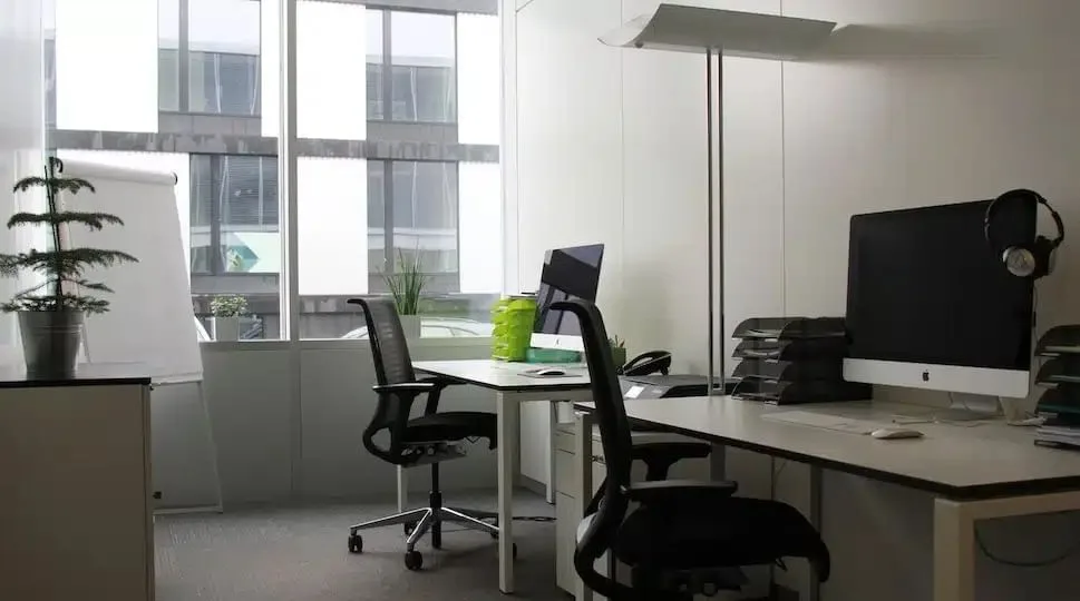 Ichibani, Privatbüro mit 2 Arbeitsplätzen, Rolle