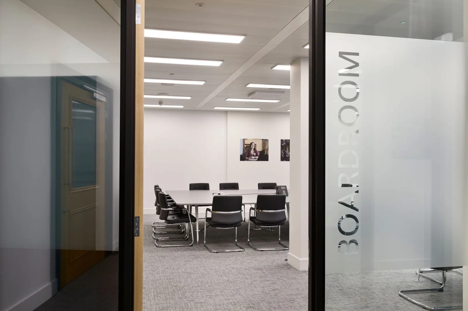 Ikonik Office - 70 Pall Mall, Meeting room for 8 people, London