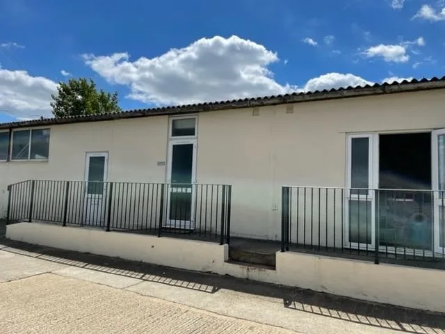 Knights Farm, Façade, Rushden