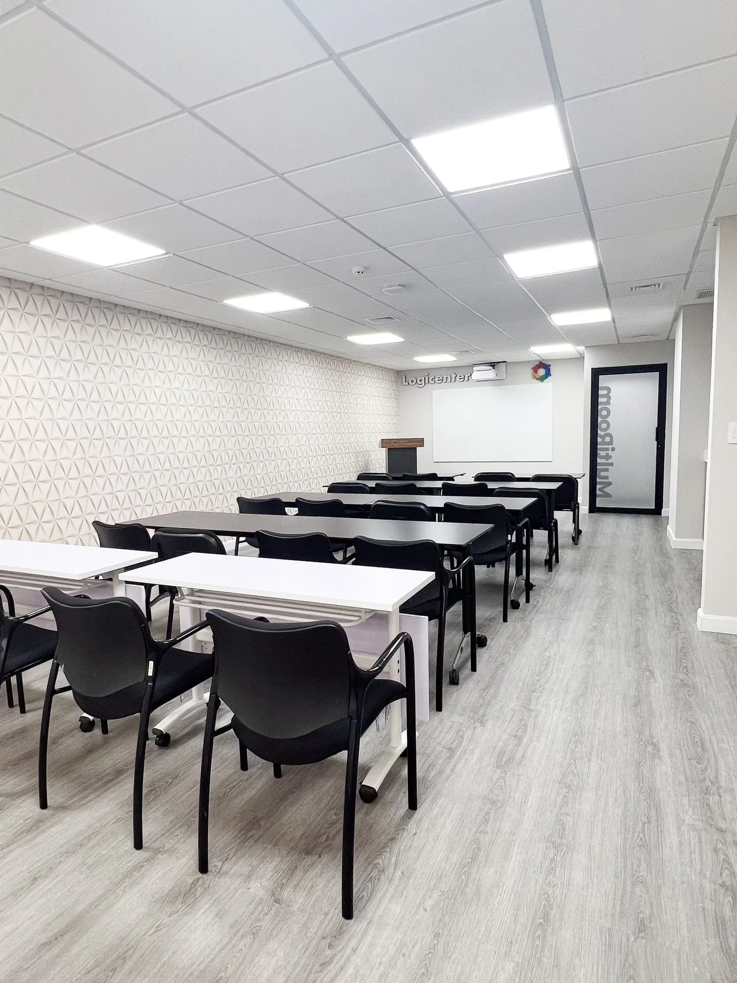 Logicenter Coworking, Sala de formación para 24 personas, Panama City