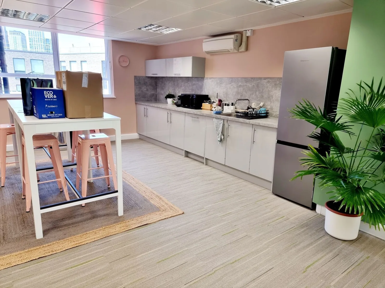 LRP Metro House, Cuisine, Londres