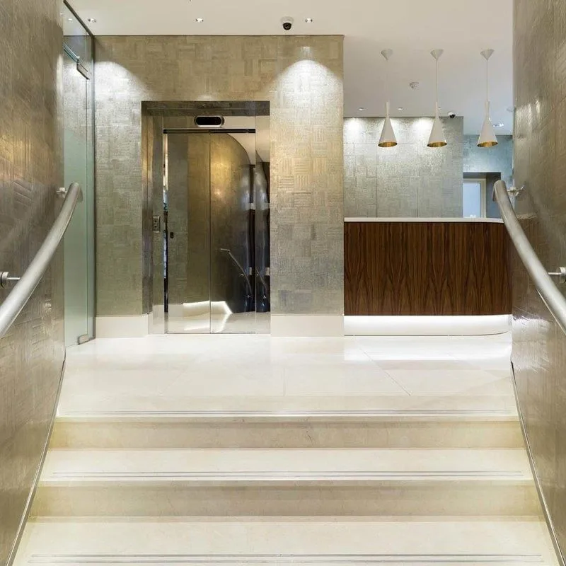 Mayfair Address, Réception, Londres