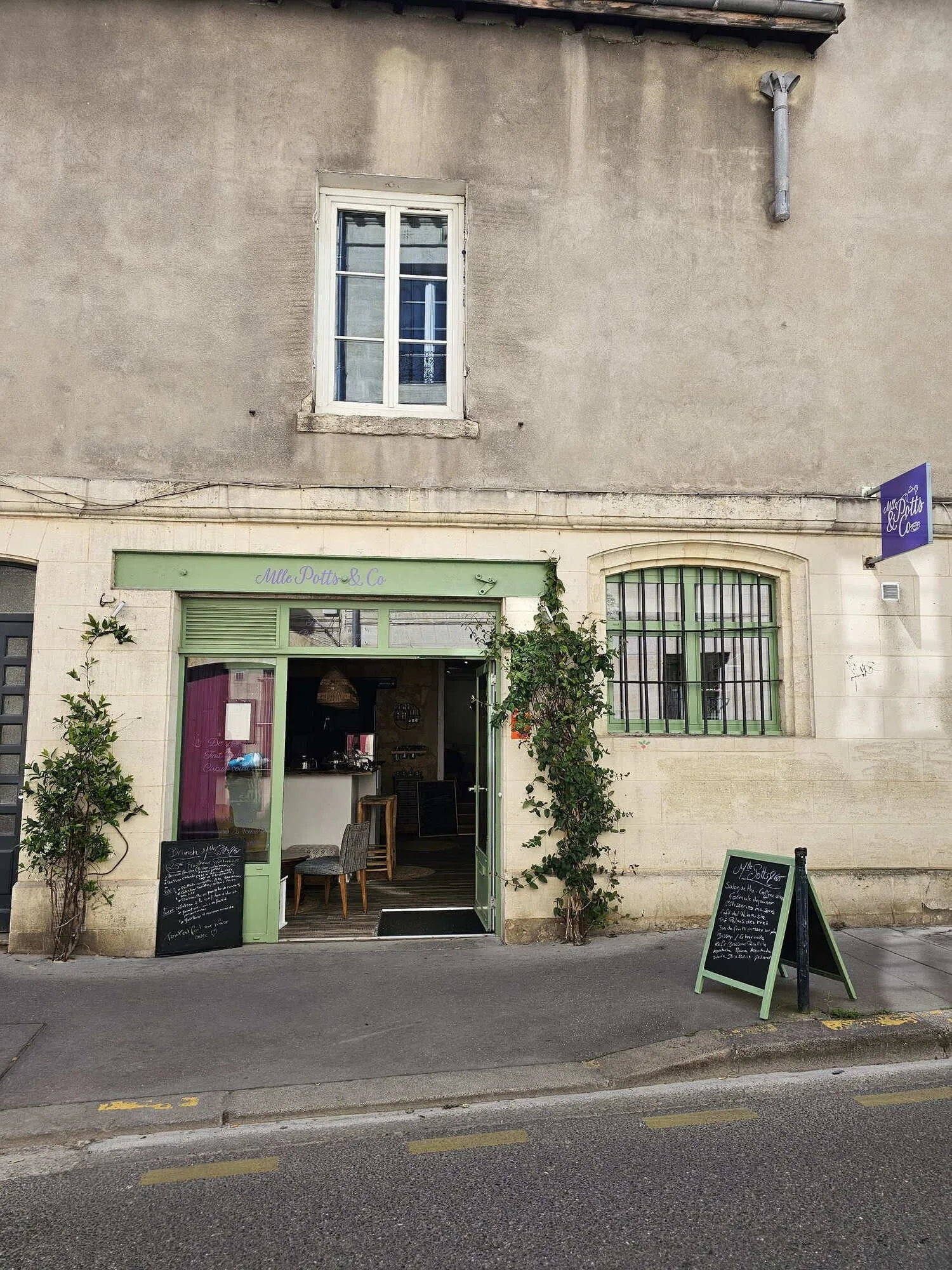 Mlle Potts & Co, Building facade, Bordeaux