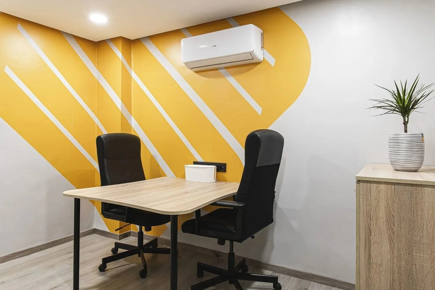 Mow Coworking، مكتب خاص بمحطتي عمل، الدار البيضاء