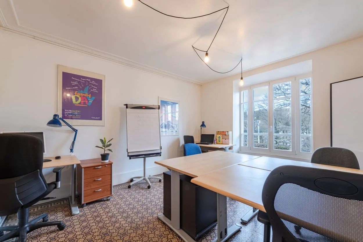 Nim's Le lieu, Private office, 4 desks, Gif sur Yvette