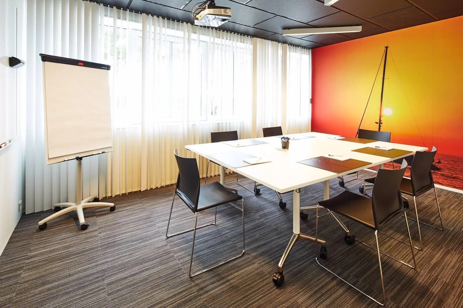 Officenter Geel, Vergaderruimte voor 8 personen, Geel