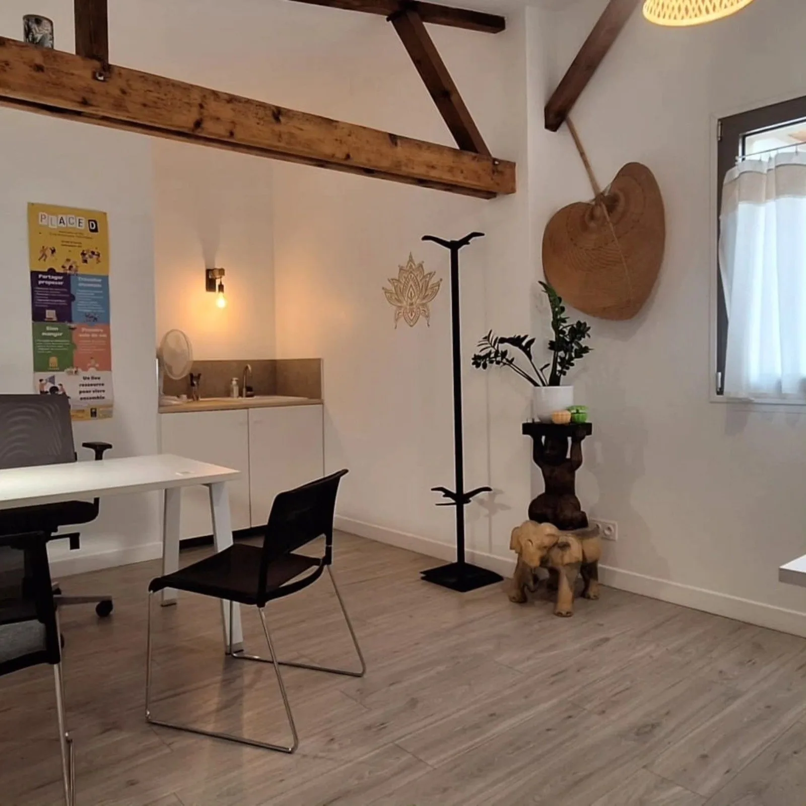 Place D, Private office, 1 desk, Melun