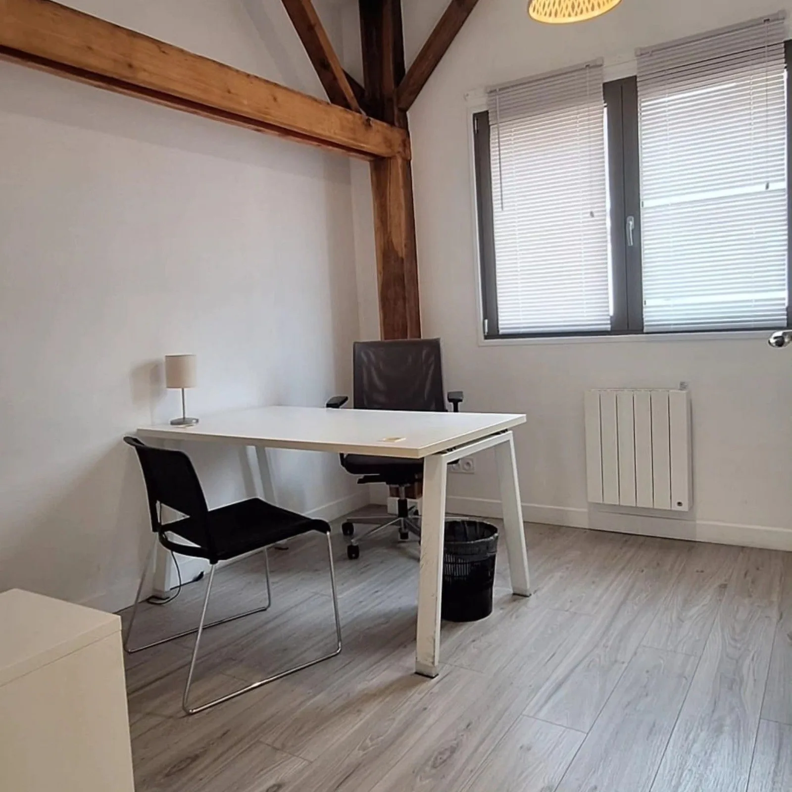 Place D, Private office, 1 desk, Melun