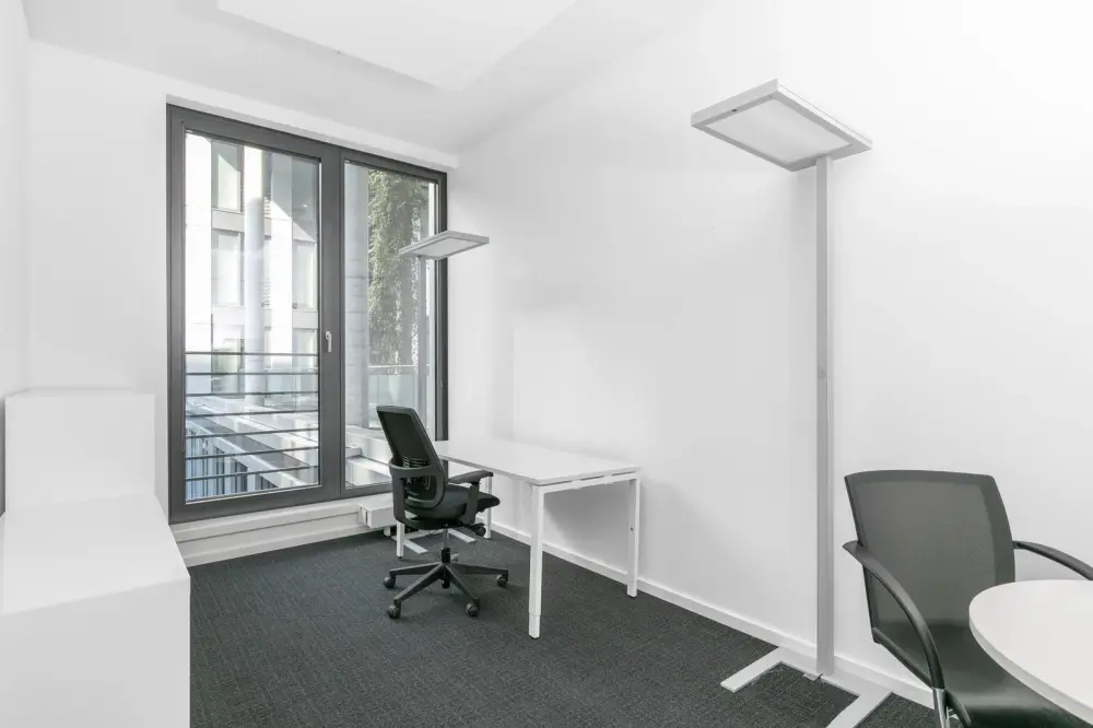 Regus TOKYO, Marunouchi Shin Kokusai Building, Private office 3 people, Tokyo