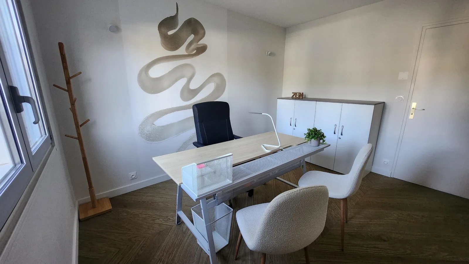 Quintessence, Private office, 1 desk, Tours