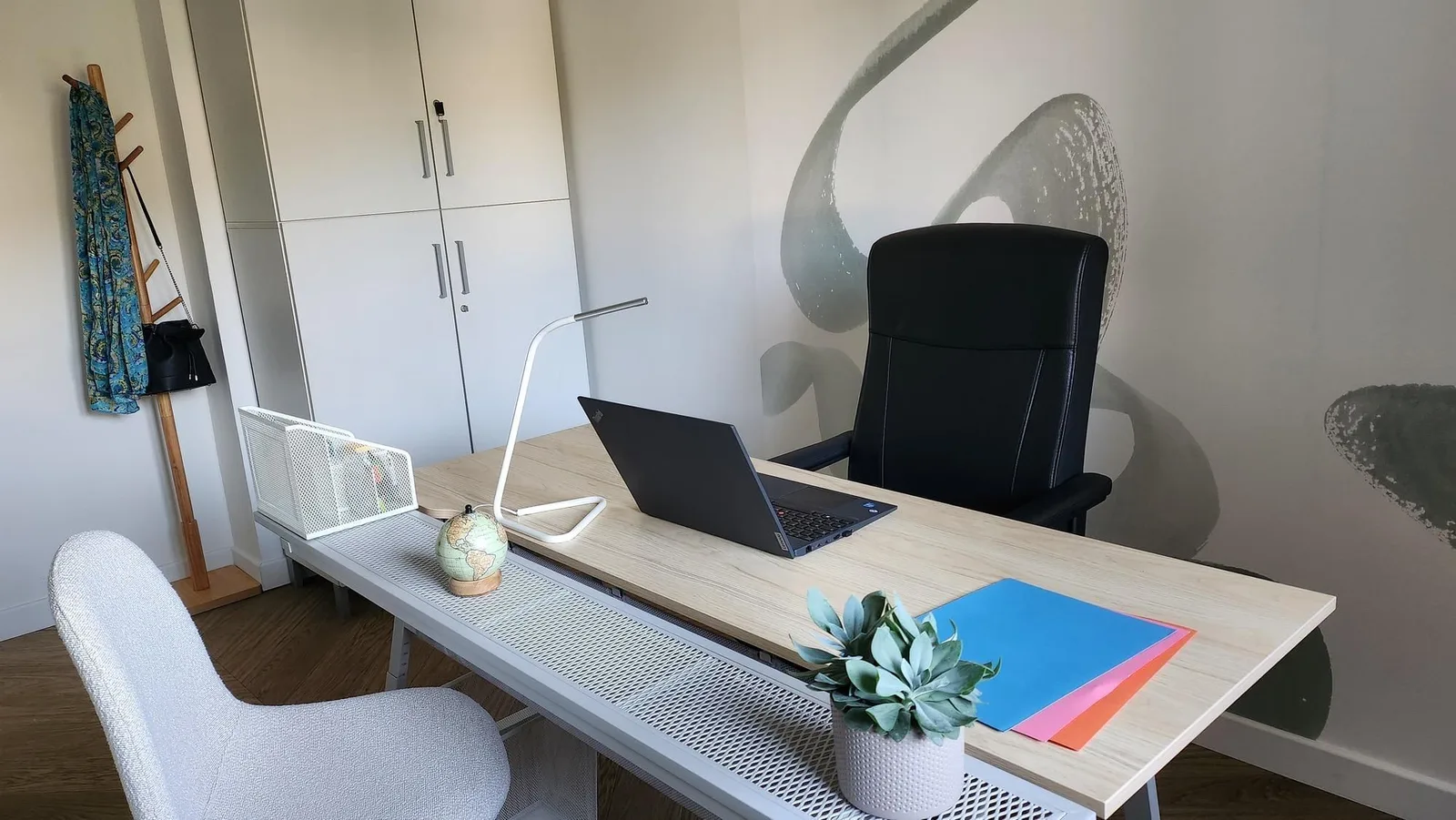 Quintessence, Private office, 1 desk, Tours
