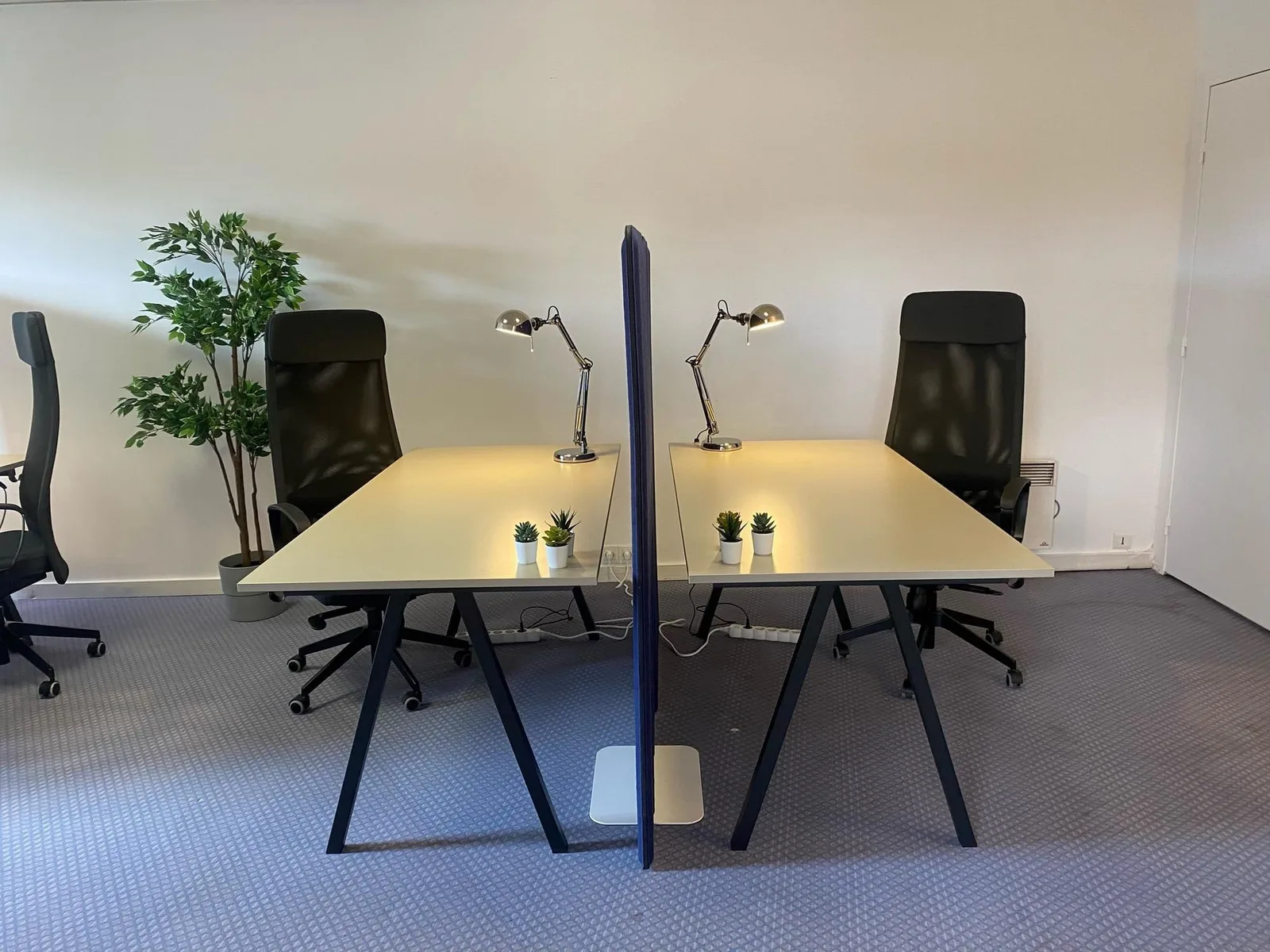 LA REGIE, Privatbüro mit 3 Arbeitsplätzen, Eaubonne