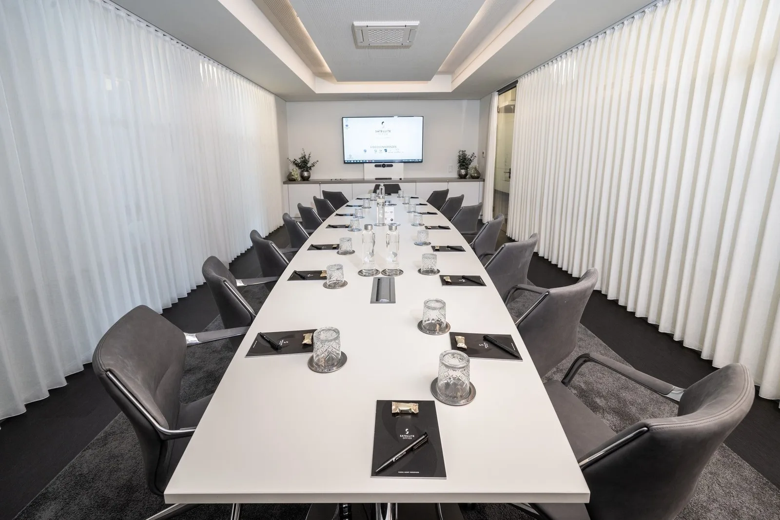Satellite Office Hamburg - Neuer Wall, Meeting room for 14 people, Hamburg