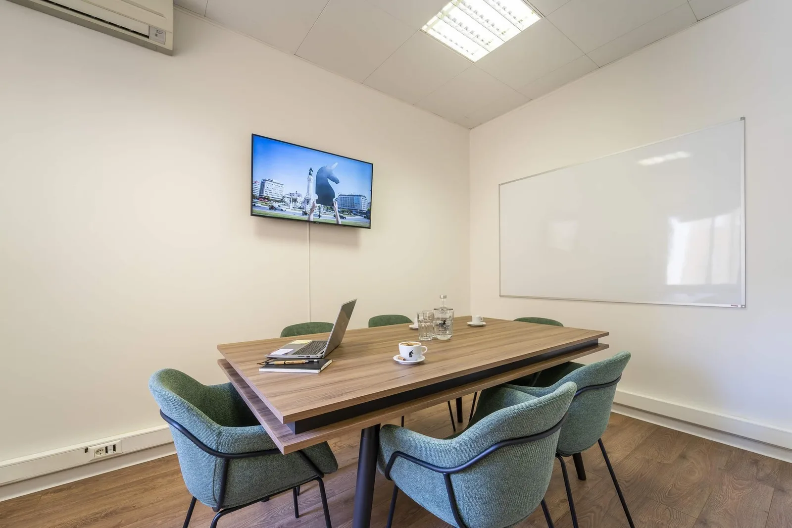 Unicorn Workspaces Novas, Salle de réunion 6 personnes, Lisbonne