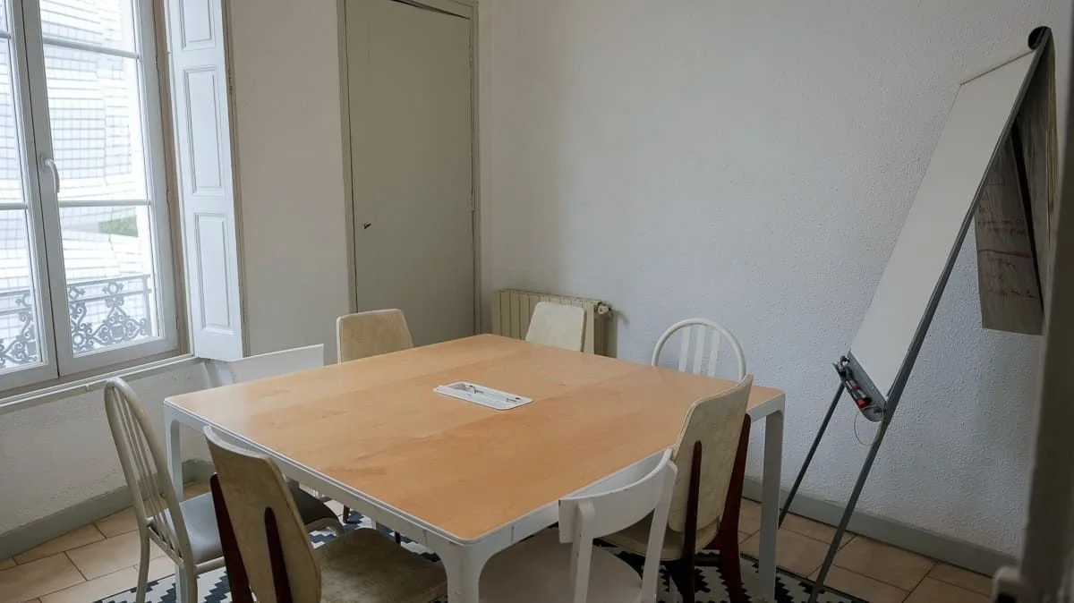 Le Village Coworking & Compagnie, Salle de réunion 7 personnes, Nîmes