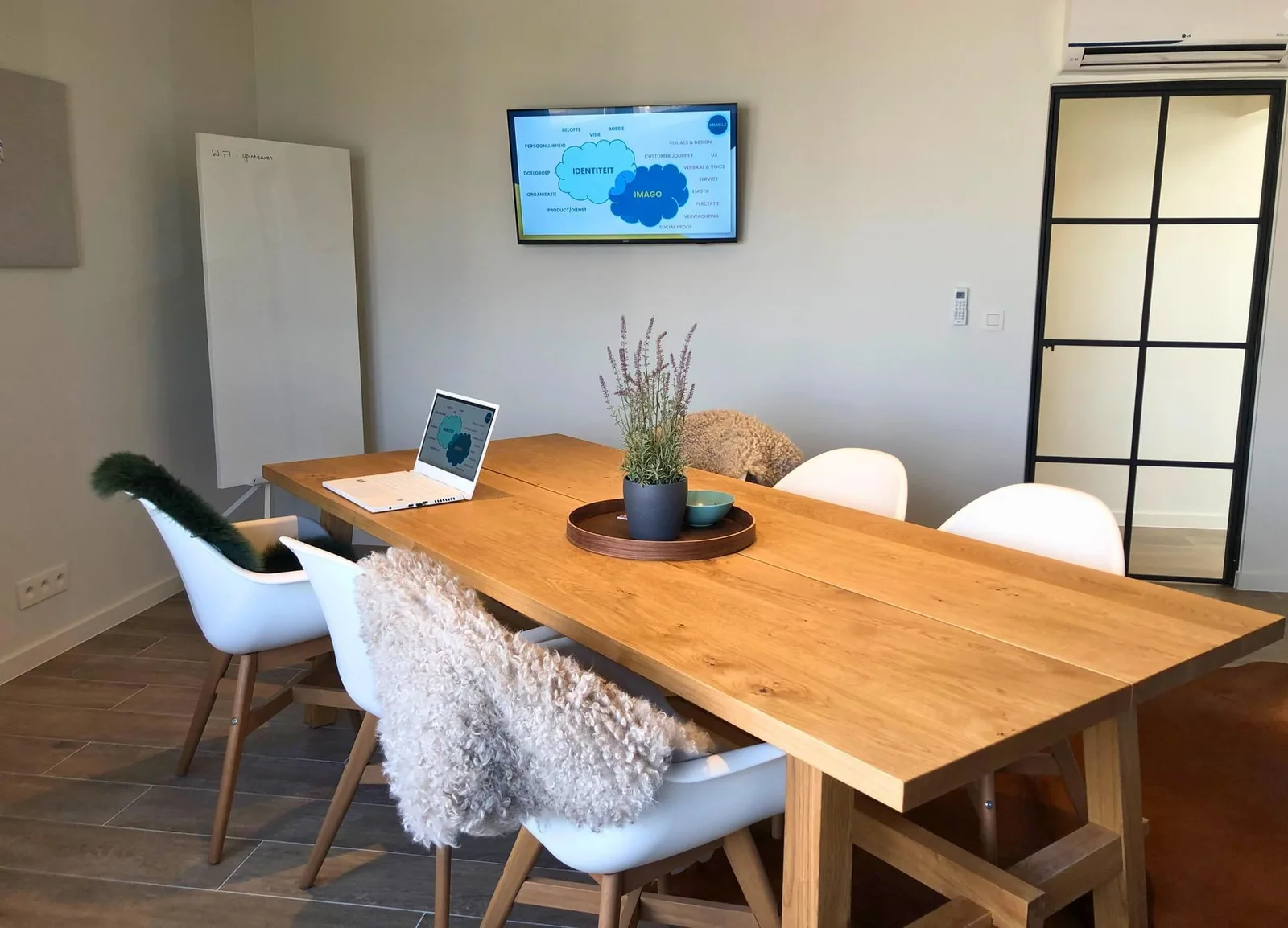Walhalla Coworking, Meeting room for 6 people, Sint-Truiden