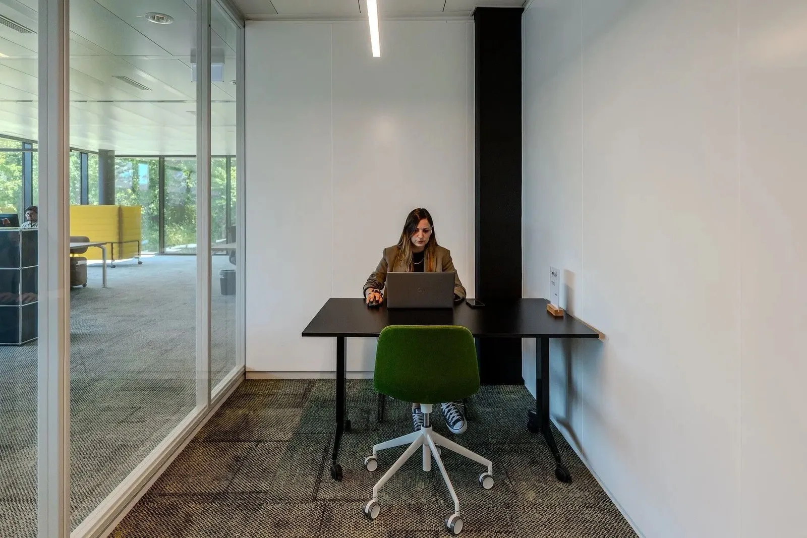 Walter Nyon, Privatbüro mit 1 Arbeitsplatz, Eysins