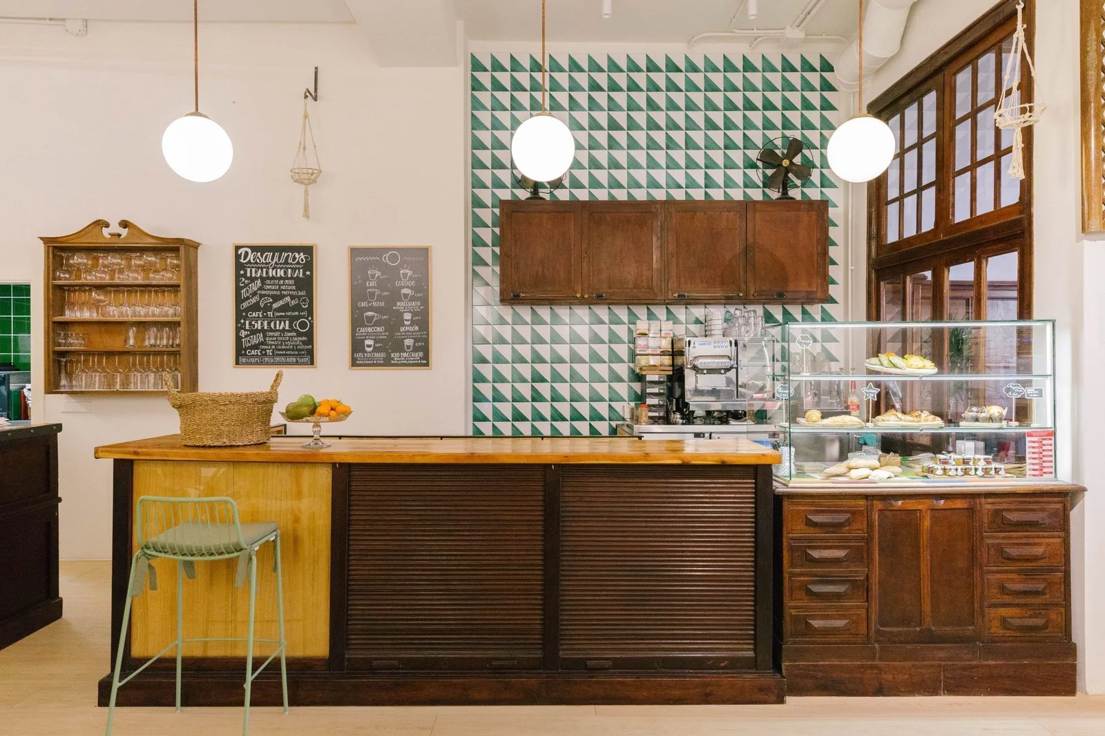 Wayco Abastos, Cafétéria, Valence