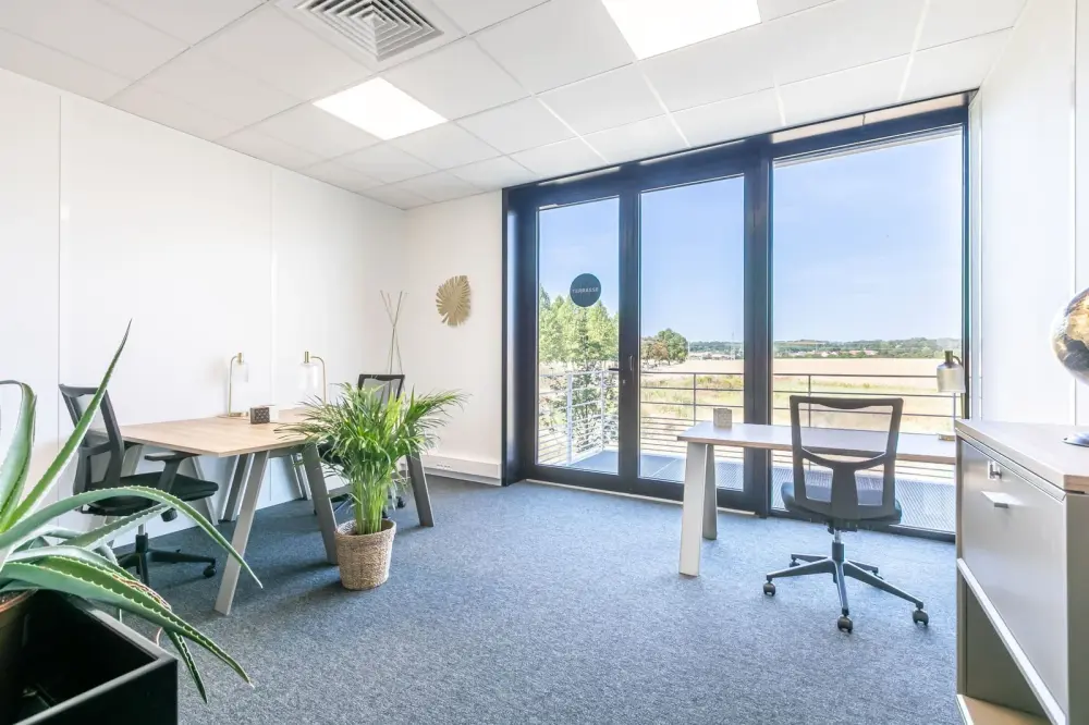 Bureau 33 - 4 postes (17m²) — B'CoWorker Strasbourg Schiltigheim