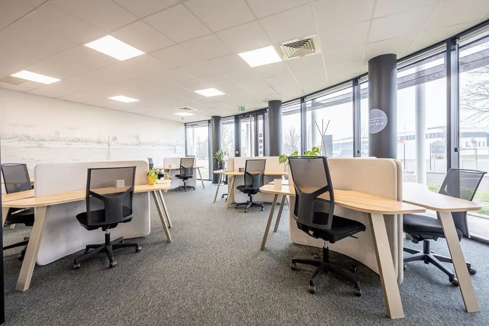 Poste en openspace — B'CoWorker Strasbourg Schiltigheim