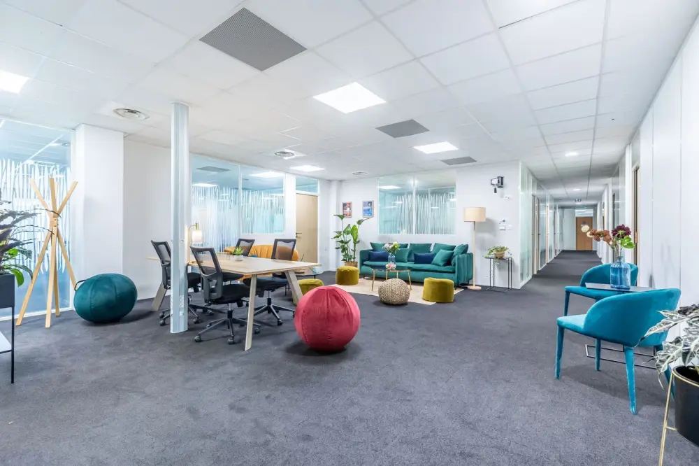 Poste en open space — B'CoWorker Nantes