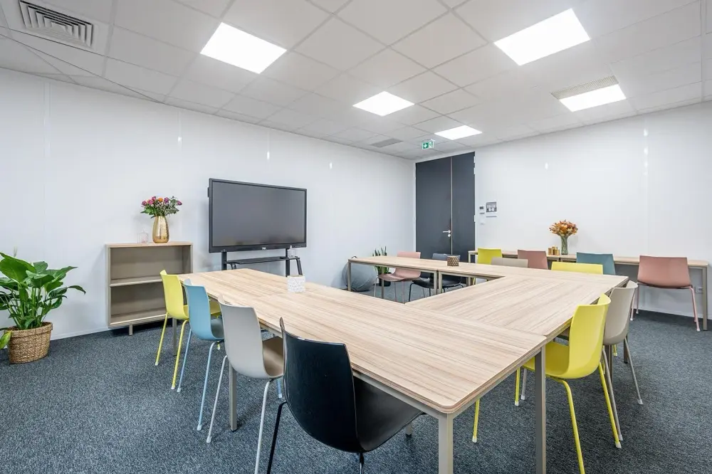 Salle Angers - 15 personnes (42 m²) — B'CoWorker Strasbourg Schiltigheim
