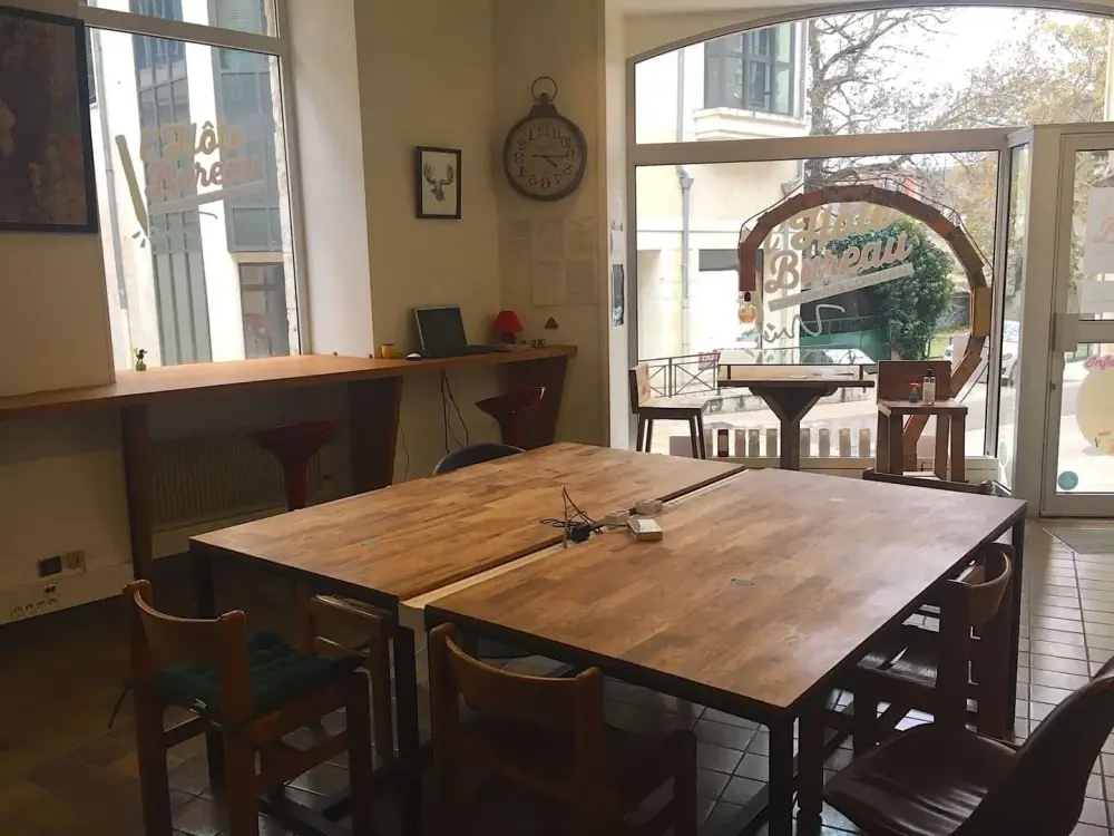L'Hôte Bureau