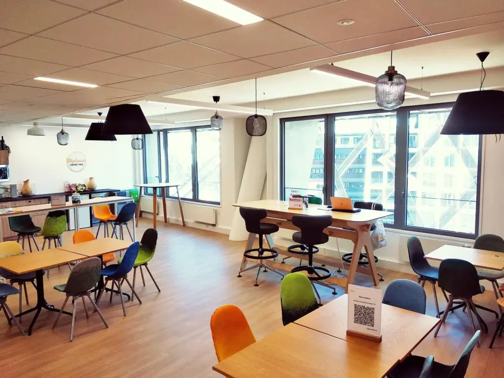 Poste de travail en open space · Hiptown EuroRennes
