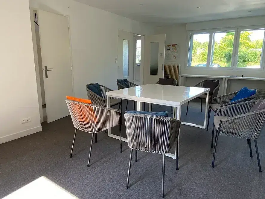 Salle de réunion 8/12 personnes — La Maison des Possibles