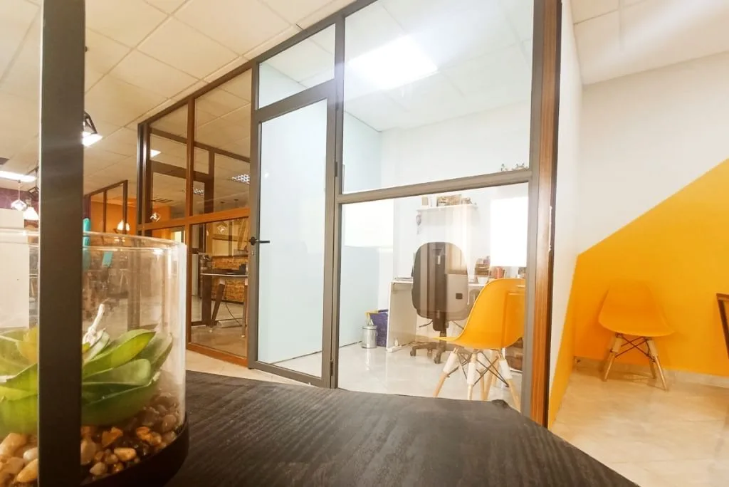 Yello Coworking Aswak Assalam، مكتب خاص بمحطة عمل واحدة، وجدة